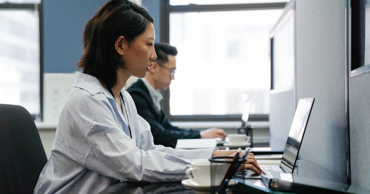 2026年の人口減少が雇用に与える深刻な影響のイメージ