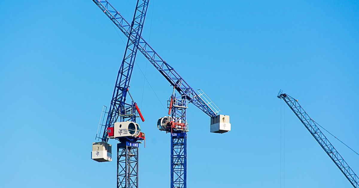 なぜ建設業界の賃上げ率がこれほど高いのか？を表す統計グラフ