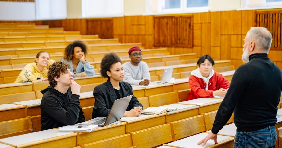 指導教員のスタイルはどう見極める？で学ぶ大学生の様子