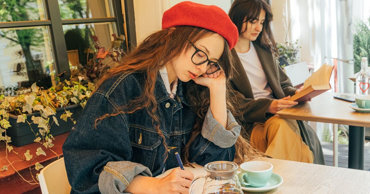 カフェで勉強することは本当にマナー違反なのか？の机と椅子の風景