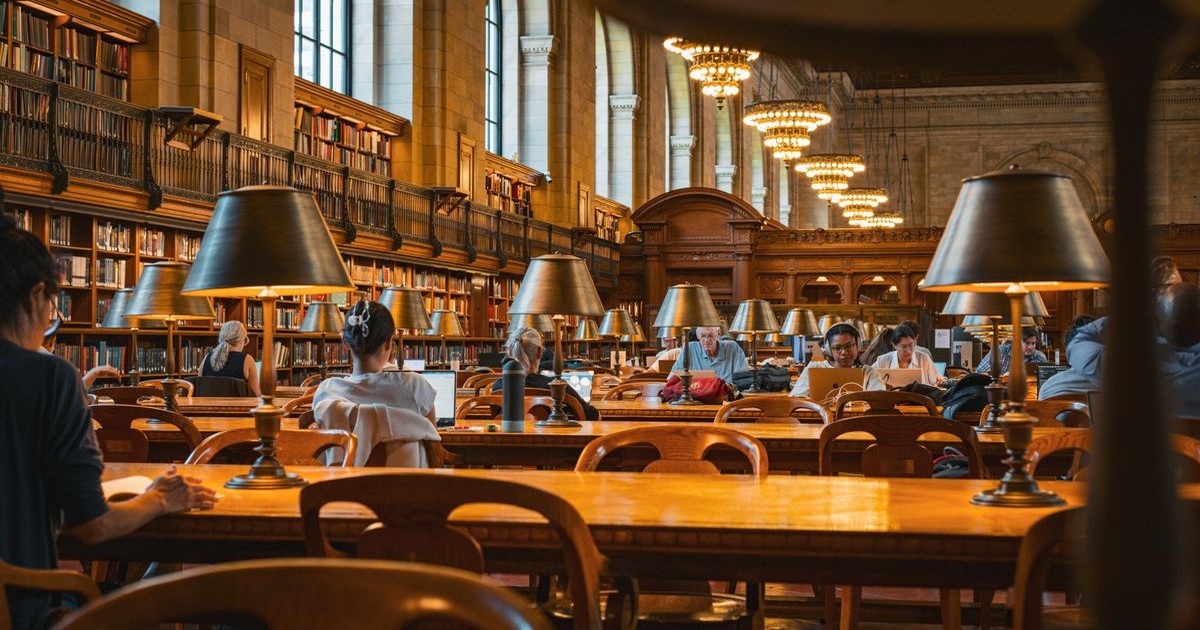 栄・伏見エリアの自習室で集中して勉強する人の様子