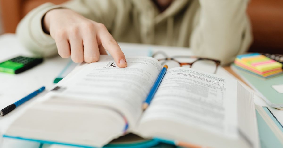 科目別の学習優先順位と時間配分を学ぶ机の上の風景