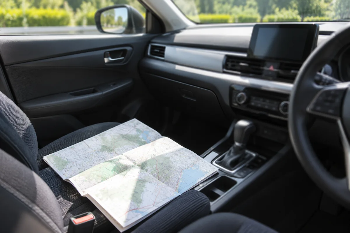 車の助手席に広げた折り畳み地図
