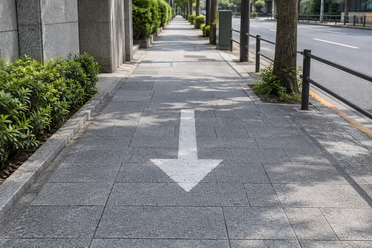 歩道に描かれた手前向きの白い矢印