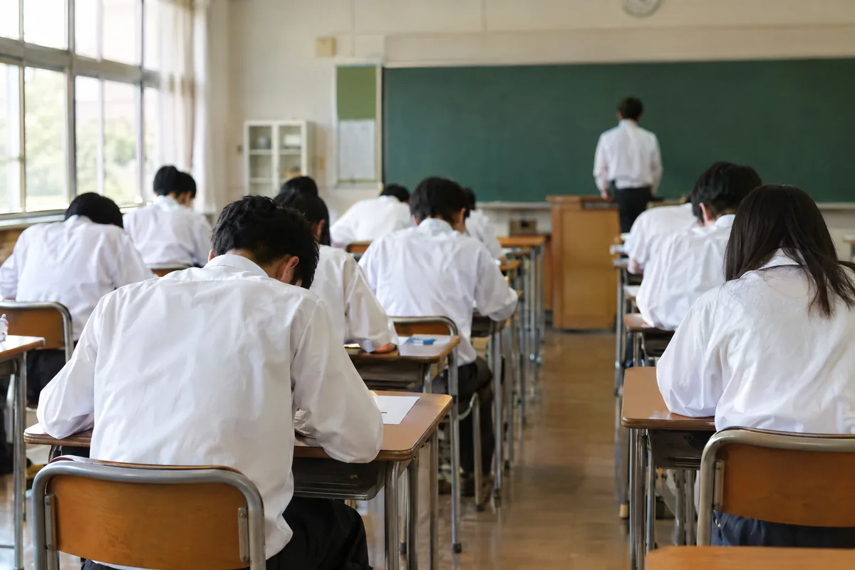 定期テスト中の教室を後ろから