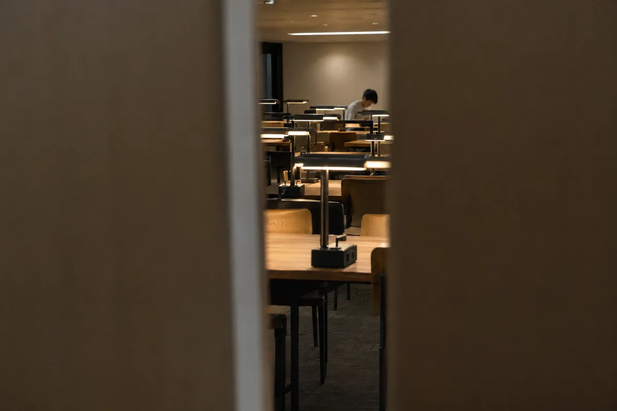 仕切りのすき間から見える勉強室