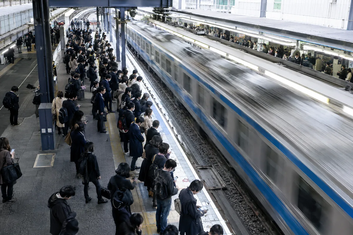 朝の通勤ラッシュのホーム